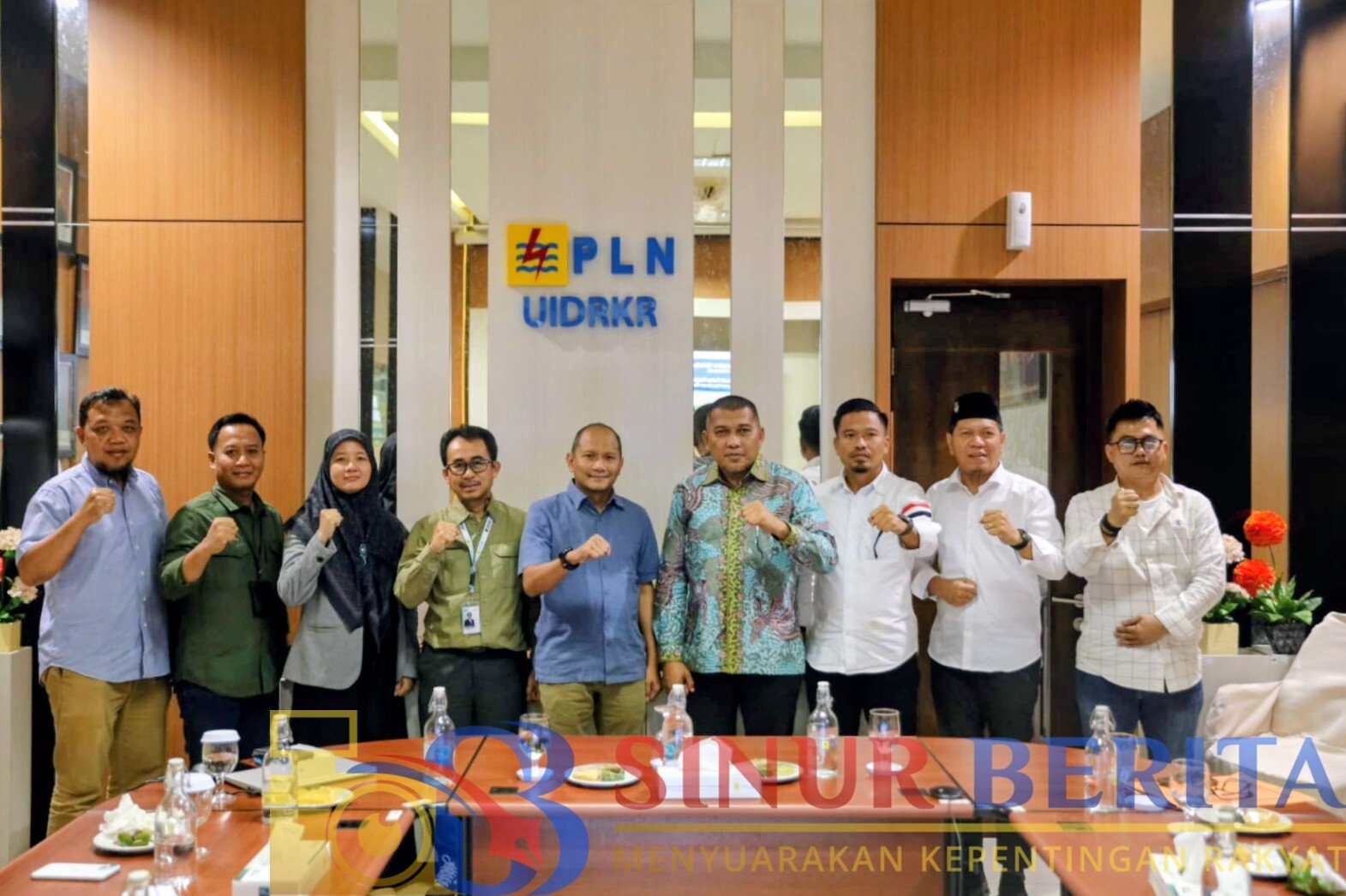 Manajemen PLN UID Riau dan Kepri berfoto bersama Wakil Bupati Karimun Rocky Marciano Bawole, Anggota DPRD Kabupaten Karimun Muhammad Firdaus, serta Kepala Bidang ESDM Kabupaten Karimun Vanderos Purba usai pertemuan koordinasi penguatan kelistrikan Karimun.