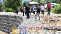 Bupati Tapteng Masinton Pasaribu meninjau normalisasi Sungai Aek Saili, pembangunan bronjong Aek Silagala, dan rencana huntap untuk mempercepat penanganan pascabencana di Kecamatan Tukka.
