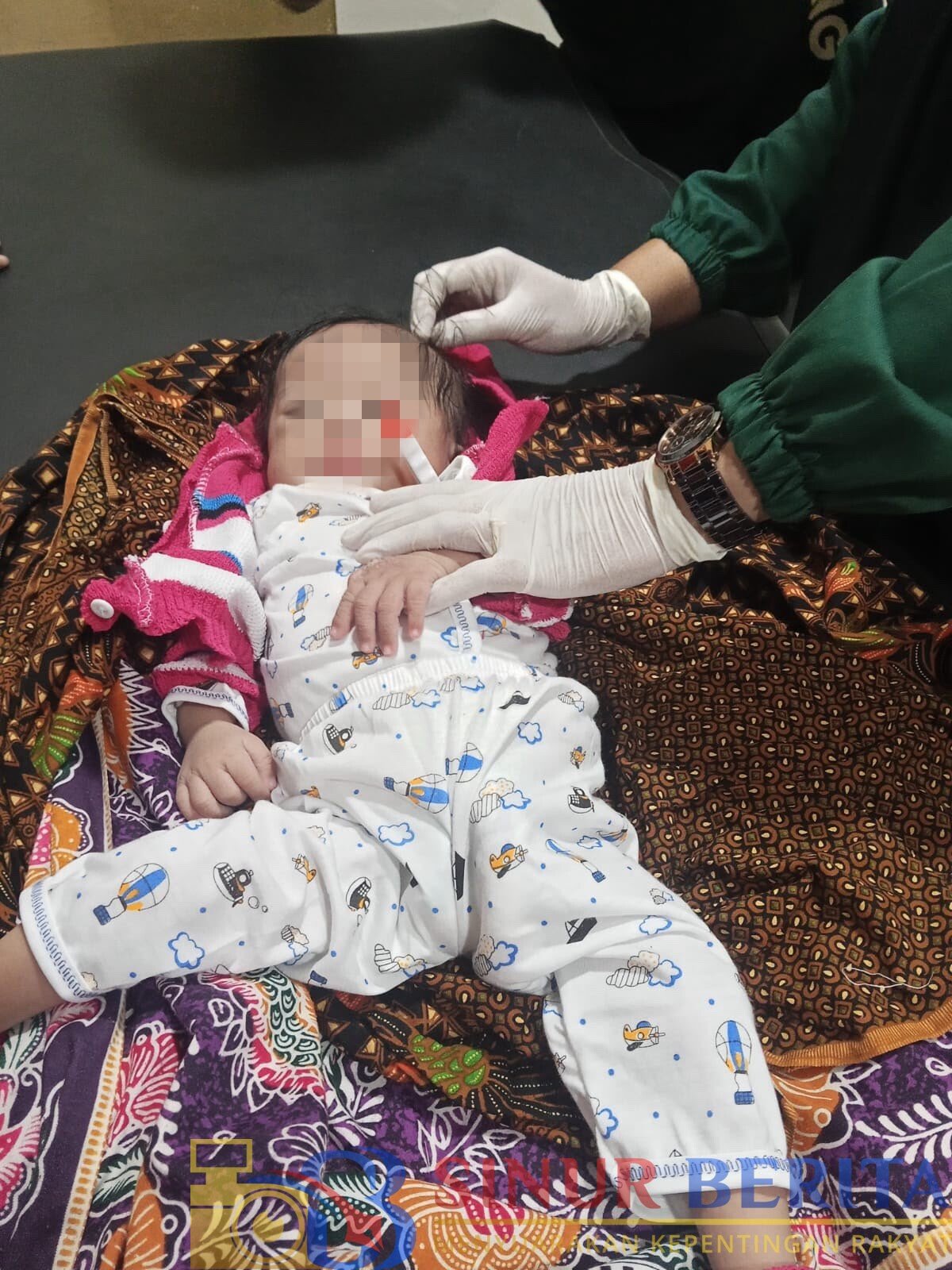Bayi perempuan berusia sekitar tiga bulan ditemukan terbungkus kain basah di pinggir jalan Sipange, Tapteng.