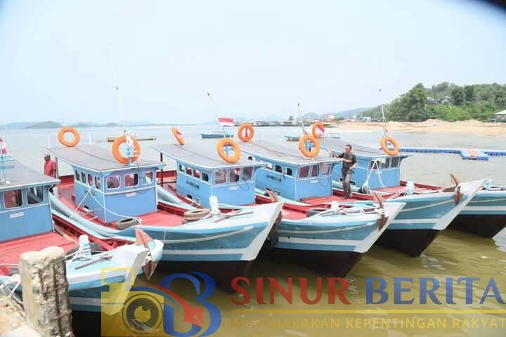Lima kelompok nelayan di Sibolga menerima bantuan kapal 5 GT dan alat tangkap dari Pemprov Sumut untuk meningkatkan produktivitas perikanan dan kesejahteraan masyarakat pesisir.