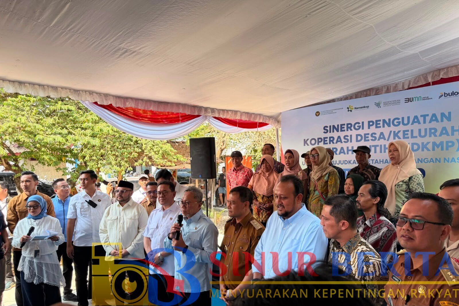 Menteri Koordinator Bidang Pangan, Zulkifli Hasan (kelima dari kanan) saat melakukan pemantauan operasionalisasi Koperasi Desa/Kelurahan Merah Putih (KDKMP) di Baki, Sukoharjo, Jawa Tengah, Selasa (13/10). Sebagai salah satu program unggulan Presiden Republik Indonesia, KDKMP diharapkan menjadi wadah pengembangan ekonomi kerakyatan di tingkat desa dan kelurahan yang memberikan manfaat langsung bagi masyarakat.