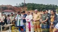 Sekda Tapteng, Binsar TH Sitanggang, bersama Uskup Sibolga meletakkan batu pertama sebagai bagian dari pemulihan pascabencana.