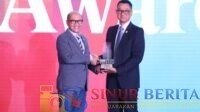 Managing Director Business 2 Danantara Asset Management, Setyanto Hantoro (kiri) saat memberikan penghargaan kepada PLN, yang diwakili Direktur Utama PLN, Darmawan Prasodjo (kanan) sebagai Sector Champion pada kategori Energy & Public Utilities pada ajang Danantara Indonesia CX100 Award 2026 yang diselenggarakan di Jakarta, Selasa (13/10). Selain capaian tersebut, PLN juga berhasil menempati posisi Runnur Up dalam daftar 100 Badan Usaha Milik Negara (BUMN) dengan layanan terbaik.