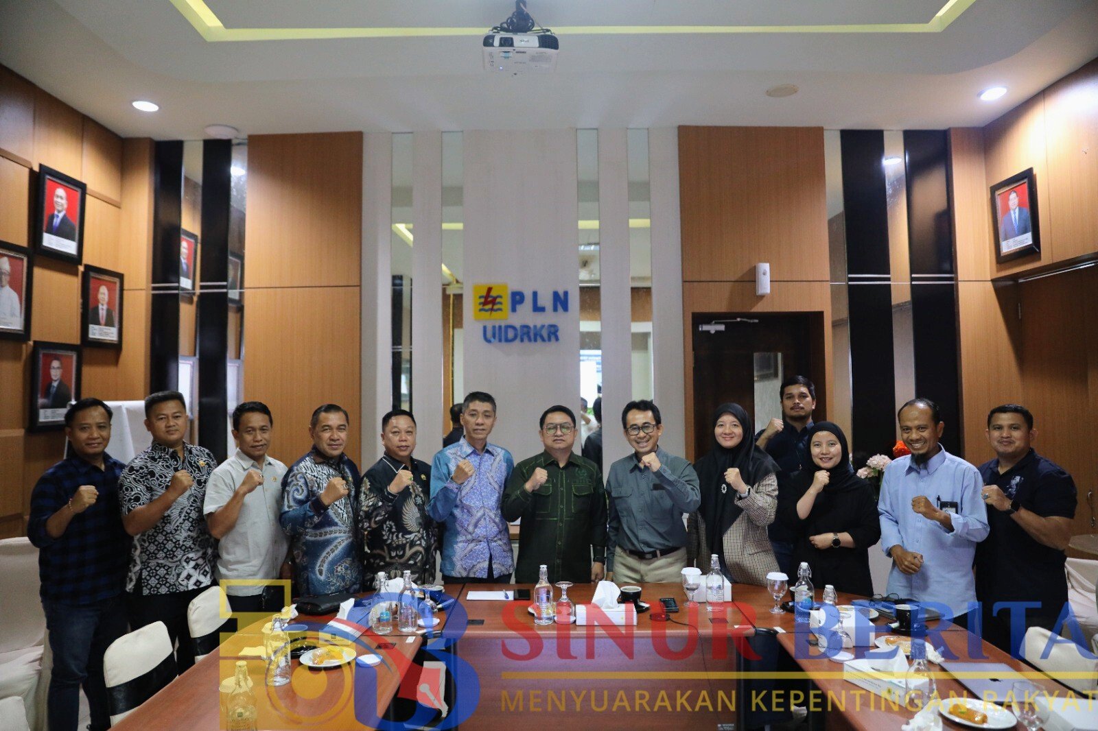 Jajaran Manajemen PLN UID Riau dan Kepulauan serta Pimpinan dan anggota Komisi II DPRD Kabupaten Kepulauan Anambas berfoto bersama usai pertemuan koordinasi dan konsultasi di Pekanbaru, Kamis (15/10/2026).