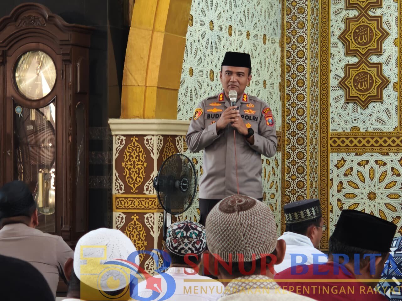 Kapolres Sibolga AKBP Budi Prasetyo menggelar Jumat Keliling di Masjid Agung Sibolga, mengajak warga mencegah narkoba, kriminalitas, dan gangguan kamtibmas.