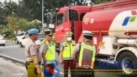 Kapolda Riau Irjen Pol Arman Achdiat bersama Dirlantas Polda Riau memantau Strong Point Pagi untuk memastikan arus lalu lintas Pekanbaru lancar.
