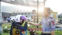 Kapolres Tapteng AKBP Muhammad Alan Haikel memimpin pengaturan lalu lintas di 19 titik rawan pada Senin pagi guna mencegah kemacetan, menekan risiko kecelakaan, dan memastikan arus lalu lintas aman serta lancar.