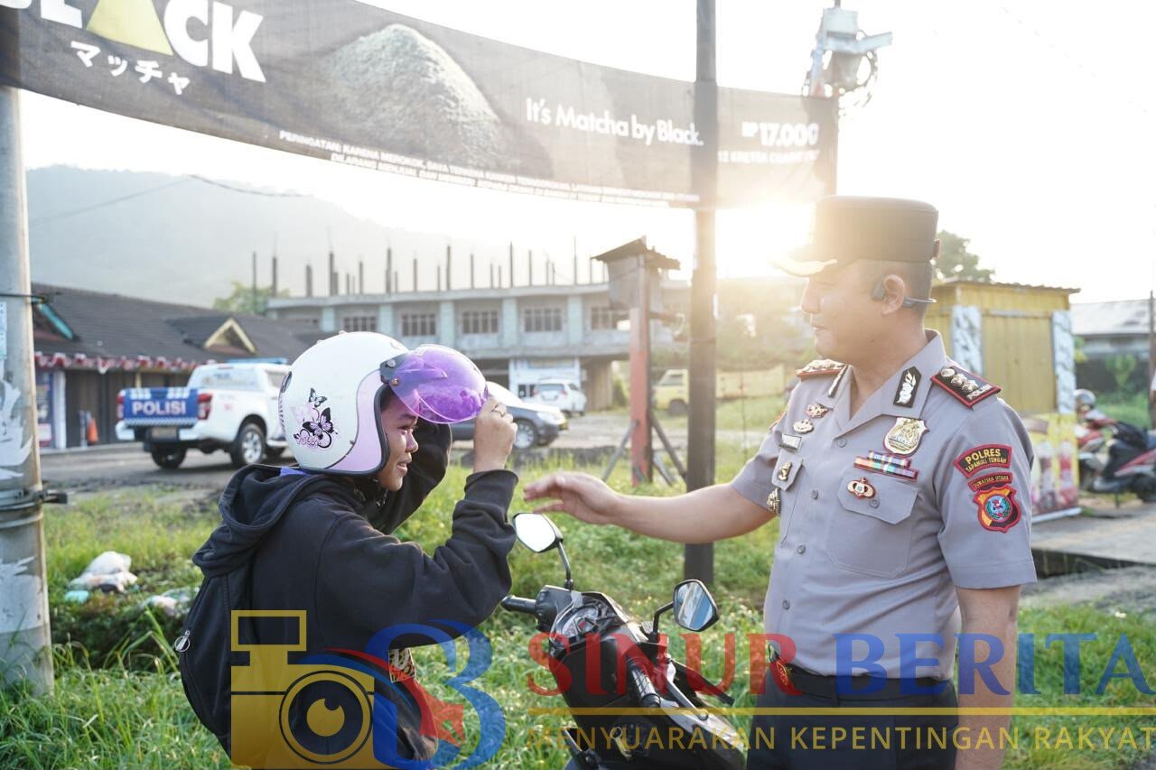 Kapolres Tapteng AKBP Muhammad Alan Haikel memimpin pengaturan lalu lintas di 19 titik rawan pada Senin pagi guna mencegah kemacetan, menekan risiko kecelakaan, dan memastikan arus lalu lintas aman serta lancar.