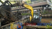 Pemkot Pontianak menambah dua pompa besar dan menormalisasi Parit Tokaya untuk mempercepat surutnya genangan saat hujan deras dan air pasang Sungai Kapuas.