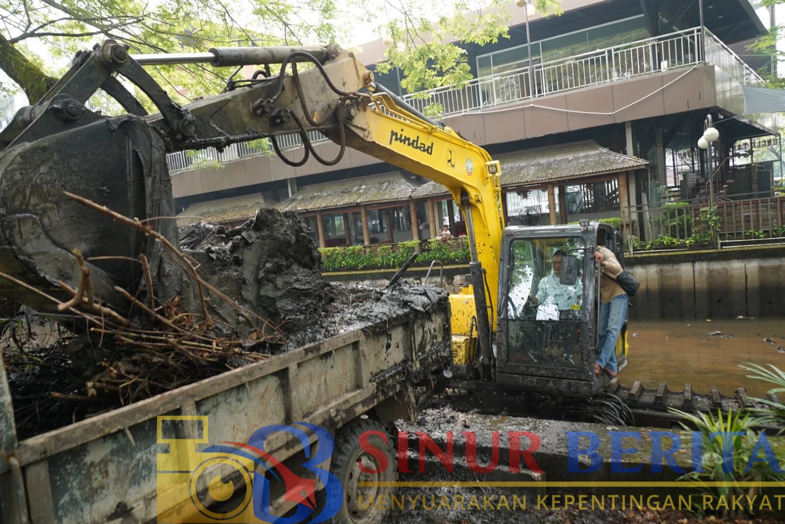 Pemkot Pontianak menambah dua pompa besar dan menormalisasi Parit Tokaya untuk mempercepat surutnya genangan saat hujan deras dan air pasang Sungai Kapuas.