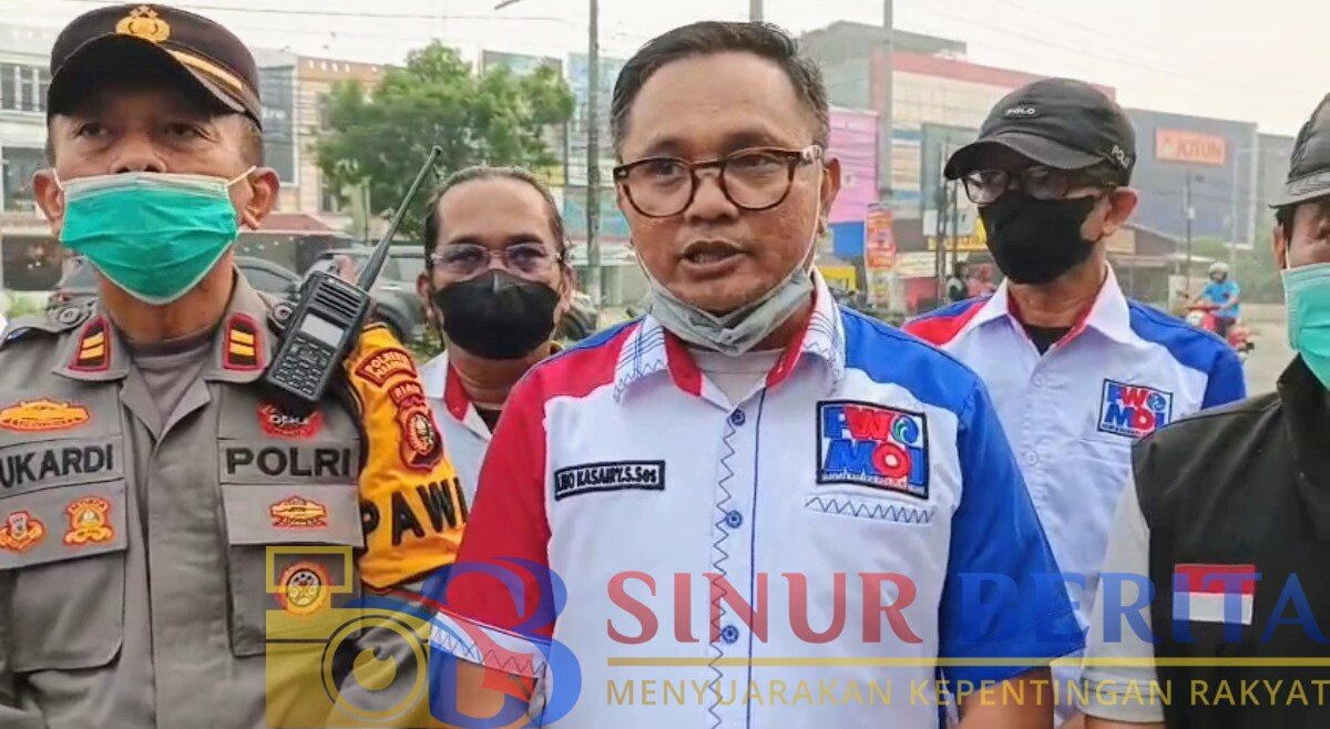 Keterangan pers Ketua DPW PWMOI Provinsi Riau, Rio Kasairy didampingi Kanit Samapta Polsek Binawidya IPTU Sukardi saat membagikan masker di Simpang Taman Gadang, Kecamatan Binawidya, Pekanbaru.
