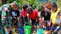 Kodim 1714/Puncak Jaya menyalurkan bantuan air bersih kepada warga Kampung Kulok Enggame, Distrik Pagaleme, Puncak Jaya, Papua Tengah, sebagai bentuk kepedulian TNI kepada masyarakat.