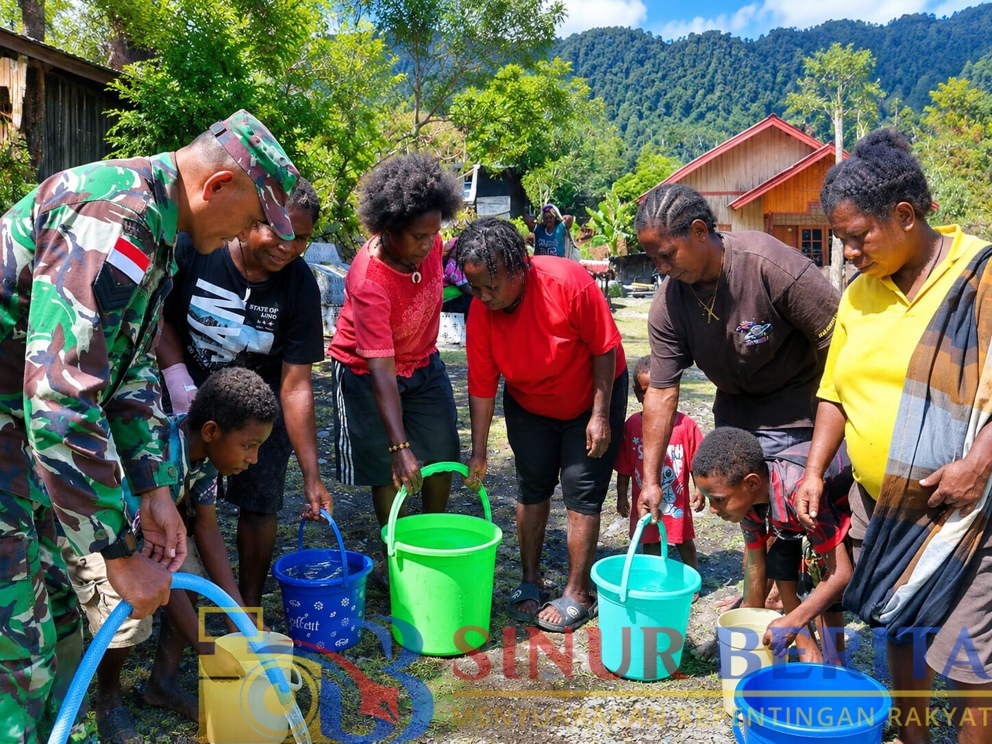 Kodim 1714/Puncak Jaya menyalurkan bantuan air bersih kepada warga Kampung Kulok Enggame, Distrik Pagaleme, Puncak Jaya, Papua Tengah, sebagai bentuk kepedulian TNI kepada masyarakat.