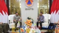 Kepala BNPB Letjen TNI Kristomei Sianturi (kiri) menerima kunjungan Duta Besar Malaysia untuk Indonesia Muzafar Shah Mustafa (kanan) membahas tawaran bantuan operasional dan kerja sama teknologi dari Pemerintah Malaysia untuk mendukung penanganan kebakaran hutan dan lahan (karhutla), di Graha BNPB, Jakarta