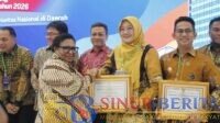 Kepala Badan Perencanaan Pembangunan Daerah (Bappeda) Kota Tangerang, Yeti Rohaeti (tiga kanan) menerima Piagam Penghargaan Pembangunan Daerah 2026 terbaik 4 untuk Kota Tangerang di Kantor Kementerian Perencanaan Pembangunan Nasional (PPN)/Badan Perencanaan Pembangunan Nasional (Bappenas), Jakarta, Rabu (30/9/26).